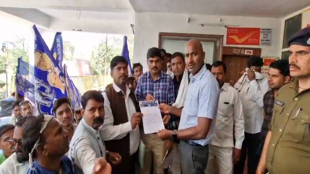 गुनाहों पर पर्दा! 2 युवकों ने युवती से की छेड़छाड़, फिर माता-पिता को भी पीटा, अब कलेक्ट्रेट पहुंचे आरोपी