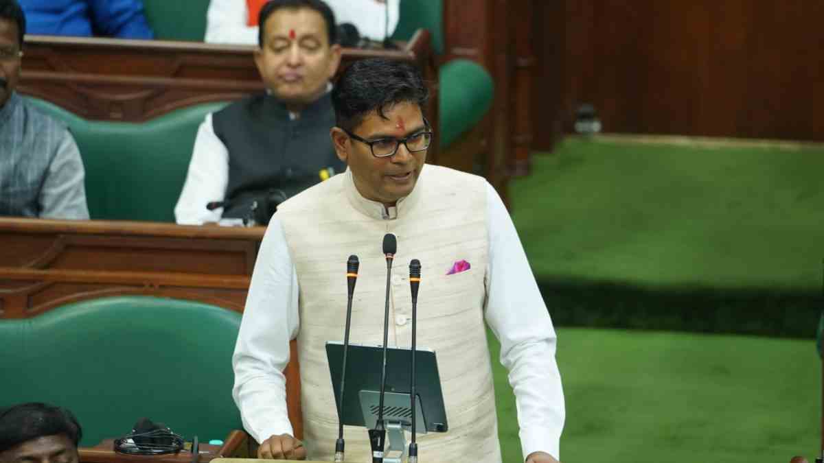 ‘कोई जो पूछे शौर्य का पर्याय तो तुम वीर नारायण-गुण्डाधुर की तलवार लिख देना’…वित्त मंत्री OP चौधरी ने आशुतोष की पंक्तियों से की बजट भाषण की शुरुआत, देखें VIDEO…