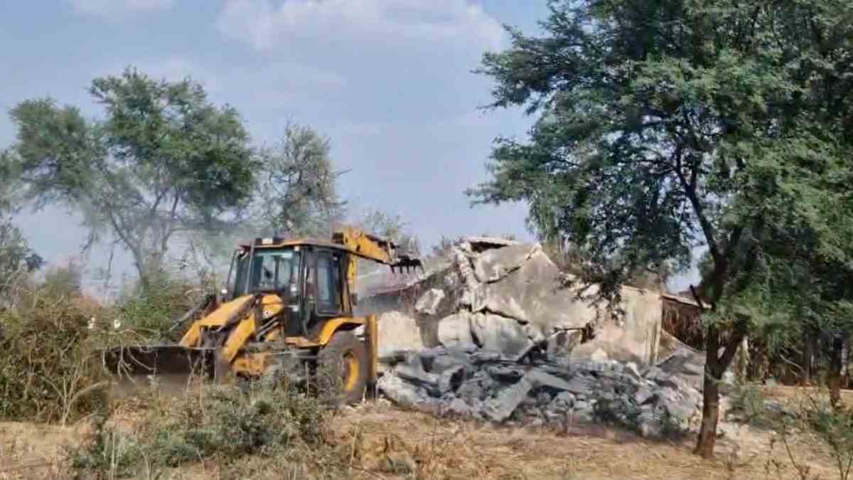 अवैध शराब के खिलाफ बड़ी कार्रवाई : शराब कोचिया के बेजा मकान पर चला बुलडोजर, फैक्ट्री जमींदोज