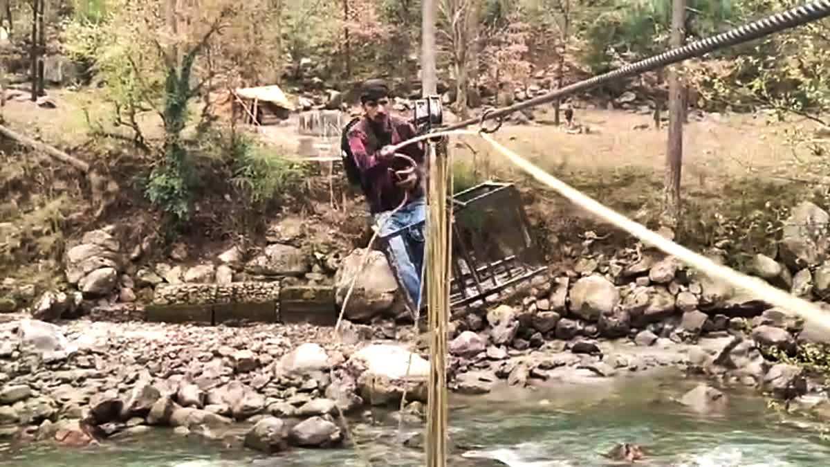 सरकार के दावे झूठे? रस्सी और ट्राले की सहारे नदी पार कर रहे ग्रामीण, दांव पर 40 परिवार की जिंदगी, मौत के बाद जागेंगे जिम्मेदार?