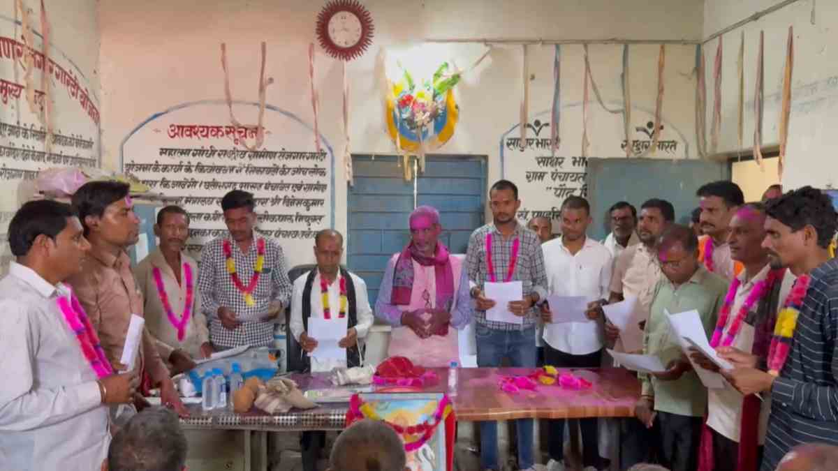CG में पंचायत सचिव की बड़ी लापरवाही, महिला पंचों की जगह पतियों को दिलाई शपथ