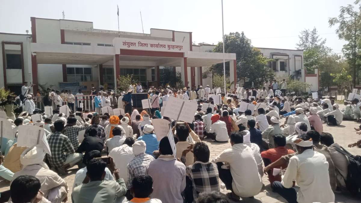 40 गांव, 500 से अधिक अन्नदाता और आंदोलन: आदिवासी किसानों ने घेरा कलेक्ट्रेट, DM ने मिलने से किया इंकार, फिर…
