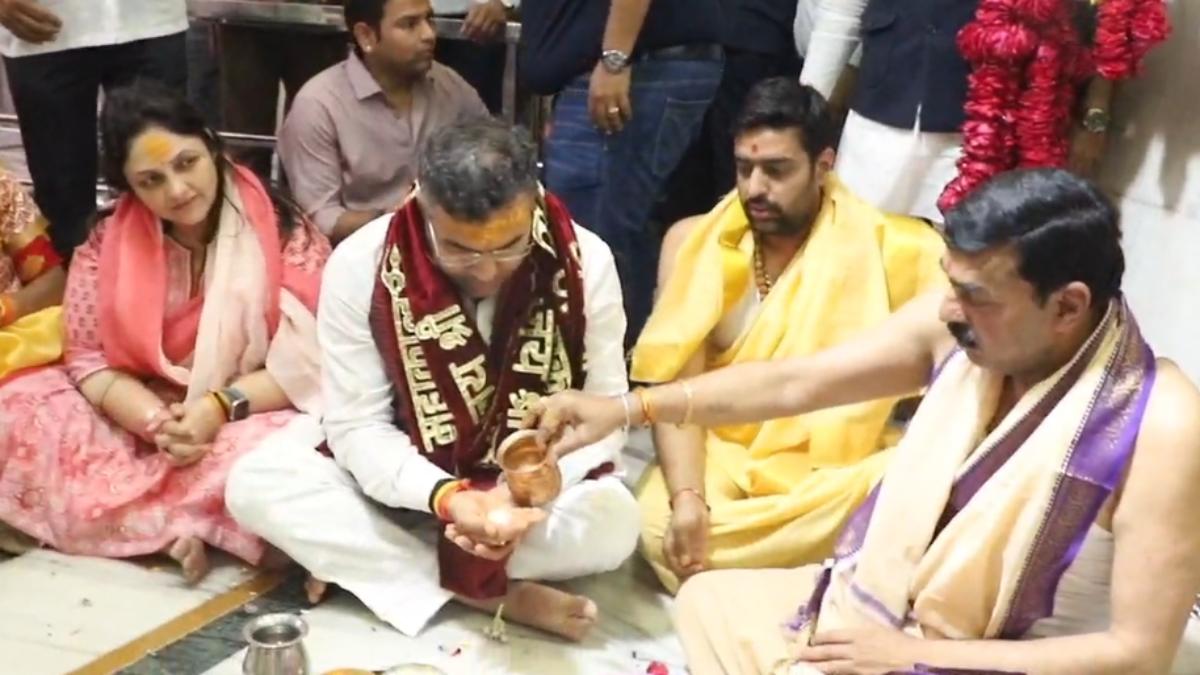 दिल्ली के डिप्टी सीएम प्रवेश वर्मा पत्नी संग बाबा महाकाल के किए दर्शन, नंदीहाल में की शिव साधना