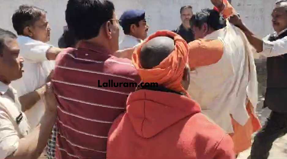 मंत्री लक्ष्मी राजवाड़े के पति के साथ हाथापाई : कांग्रेस ने कहा – सत्ता का दुरुपयोग कर रही भाजपा, ठाकुर राजवाड़े बोले – गुंडे बुलाकर गुंडागर्दी कर रहे कांग्रेसी