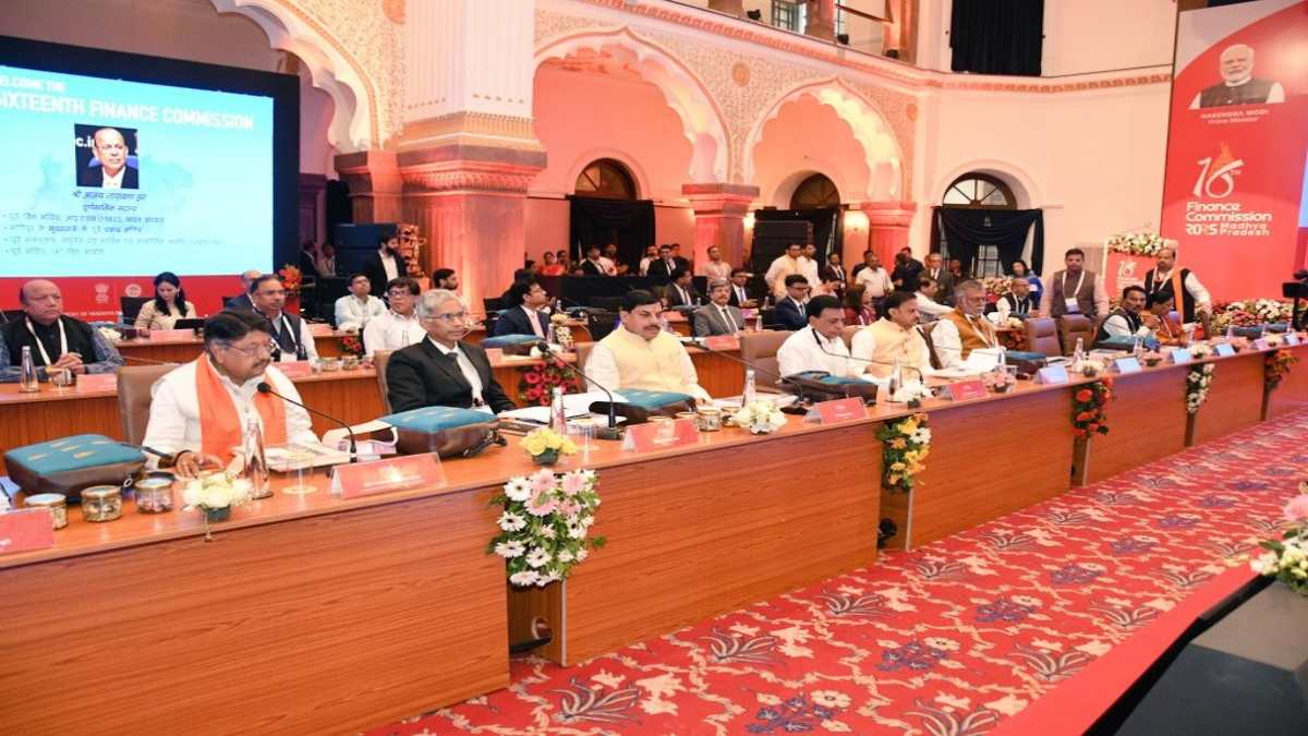 CM डॉ. मोहन ने वित्त आयोग से की केंद्रीय करो में हिस्सेदारी बढ़ाने की मांग, 2047 तक बताया रोडमैप, फ्री-बीज स्कीम पर आयोग ने साधी चुप्पी
