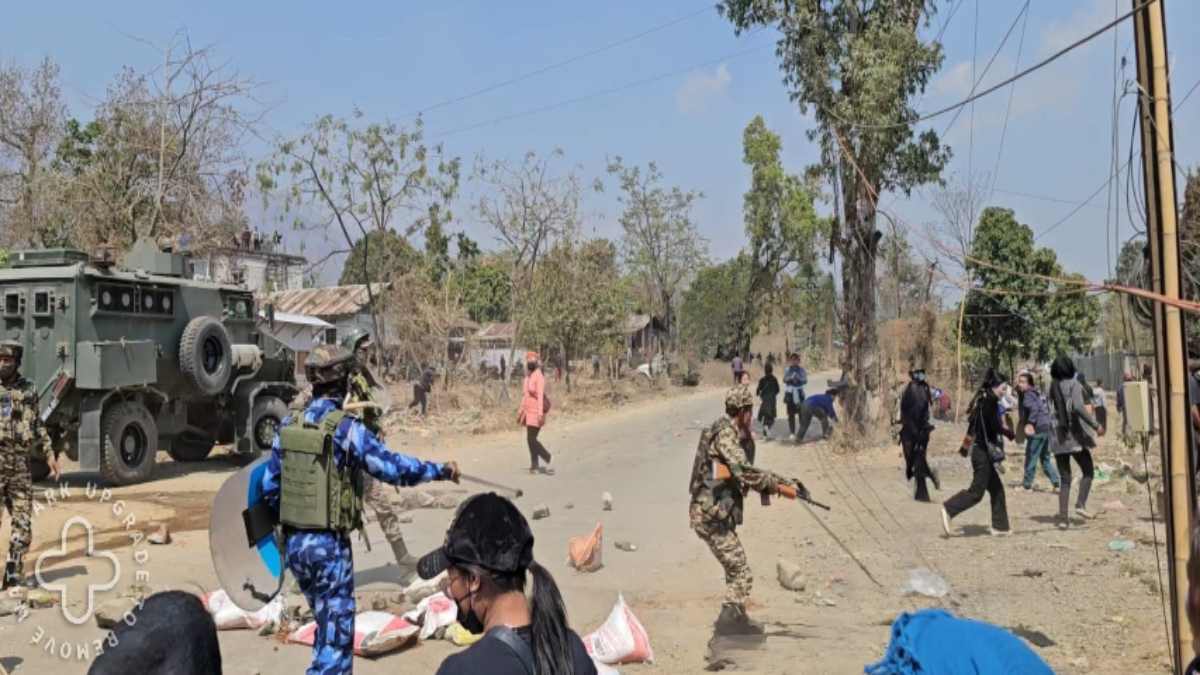 मणिपुर हिंसा: कांगपोकपी जिले में फिर बढ़ा तनाव, आगजनी और पथराव में कई घायल, भीड़ को खदेड़ने पुलिस ने दागे आंसू गैस के गोले