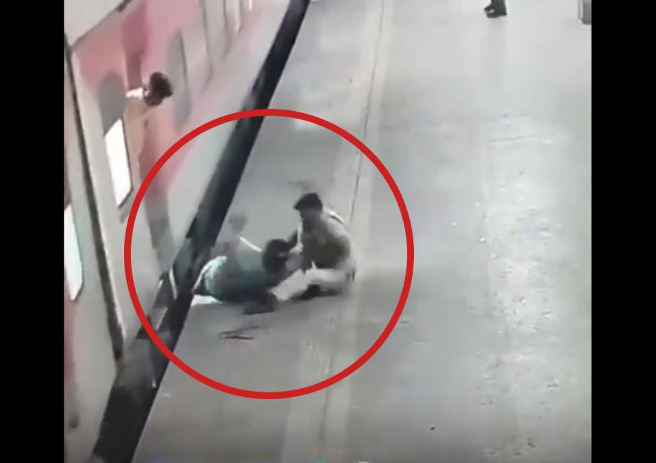 VIDEO: चलती ट्रेन से गिरी महिला, ट्रेन और प्लेटफार्म के बीच में फंसी, काल के गाल में समाने ही वाली थी कि तभी हुआ चमत्कर और…