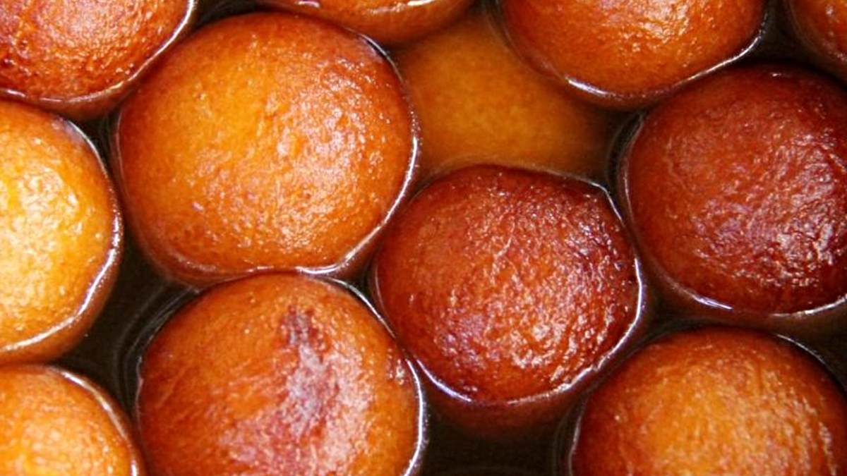 Gulab Jamun Recipe: होली के रंग पकवान के संग, इस होली अपनों के लिए बनाएं स्वादिष्ट गुलाब जामुन घर पर वह भी आसानी से, रेसिपी देखे यहाँ…