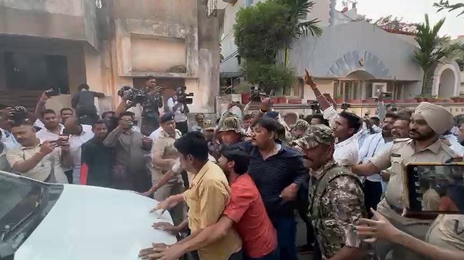 ED Raid Update: भूपेश बघेल के घर ईडी की कार्रवाई जारी, आक्रोशित समर्थकों ने ED की गाड़ी रोकी, अफसरों से झूमाझटकी, वाहन पर तोड़फोड़ की कोशिश