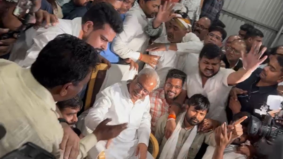 ED Raid Big Update : 11 घंटे की पूछताछ के बाद घर से बाहर निकले भूपेश बघेल, समर्थकों से की मुलाकात, बेटे चैतन्य से ईडी की पूछताछ जारी