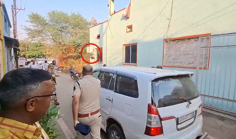 भिलाई में ED की टीम पर हमला VIDEO : भूपेश बघेल के घर से बाहर निकलते ही समर्थकों ने फेंके ईंट-पत्थर, FIR दर्ज करा सकती है जांच एजेंसी