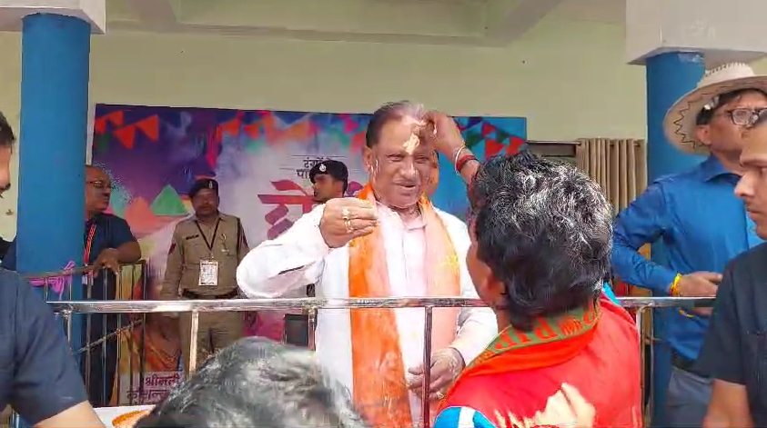 CM साय ने गृह ग्राम बगिया में मनाई होली, कुलदेवता की पूजा कर आम लोगों संग खेली रंगों की होली, प्रदेशवासियों से की ये अपील