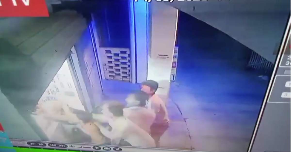 गजब गुंडई है! दबंगों ने दुकान में घुसकर दुकानदार को जमकर पीटा, देखें मारपीट का VIDEO