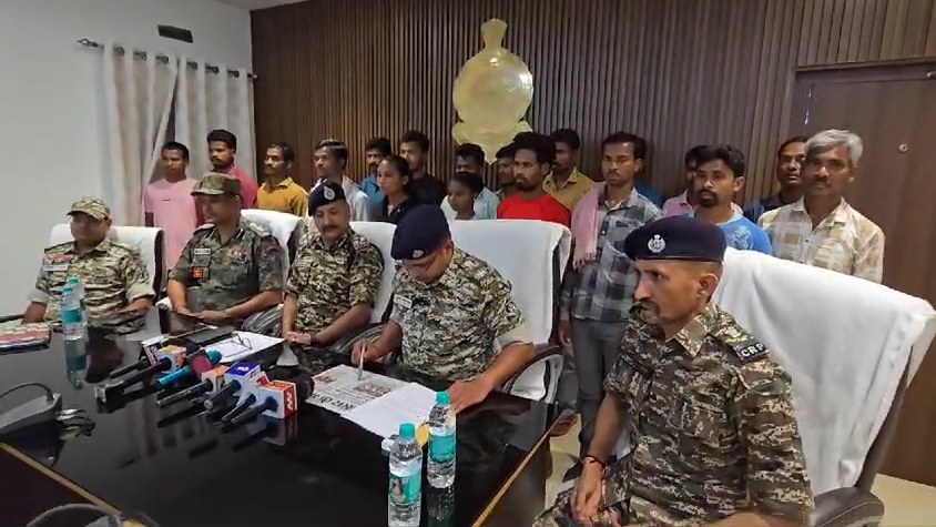 नक्सलियों की टूटी कमर : 19 माओवादियों ने हिंसा का रास्ता छोड़ किया आत्मसमर्पण, 10 पर था 29 लाख का इनाम