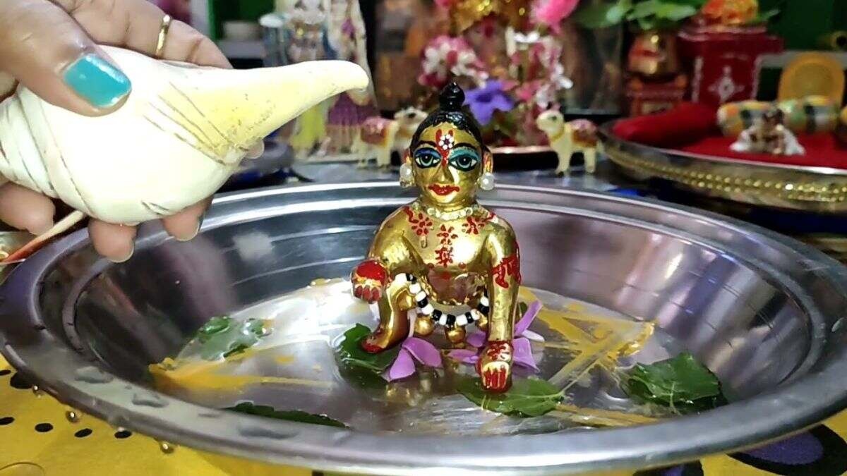 गर्मी में लड्डू गोपाल की इस तरह करें विशेष सेवा, मिलेगी शीतलता और आराम