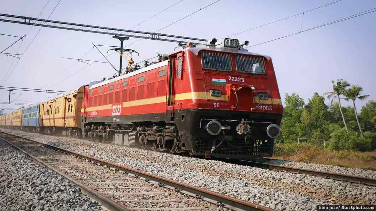 चलती ट्रेन में युवती से छेड़छाड़, जान बचाने नीचे कूदी पीड़िता, गंभीर रूप से घायल