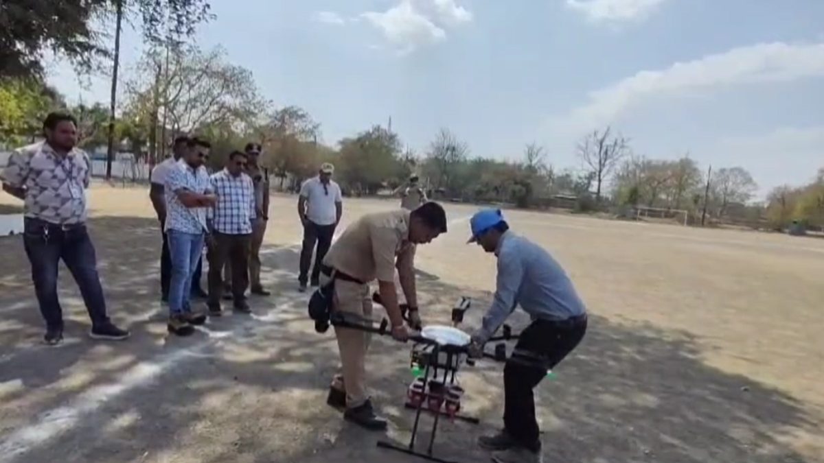हाईटेक ड्रोन ई गवर्नेंसः हेक्सा कॉप्टर दंगे के समय क्राउड कंट्रोल, बाढ़ व अन्य प्राकृतिक आपदा के समय मुश्किल में फंसे लोगों को करेगी फूड डिलीवरी