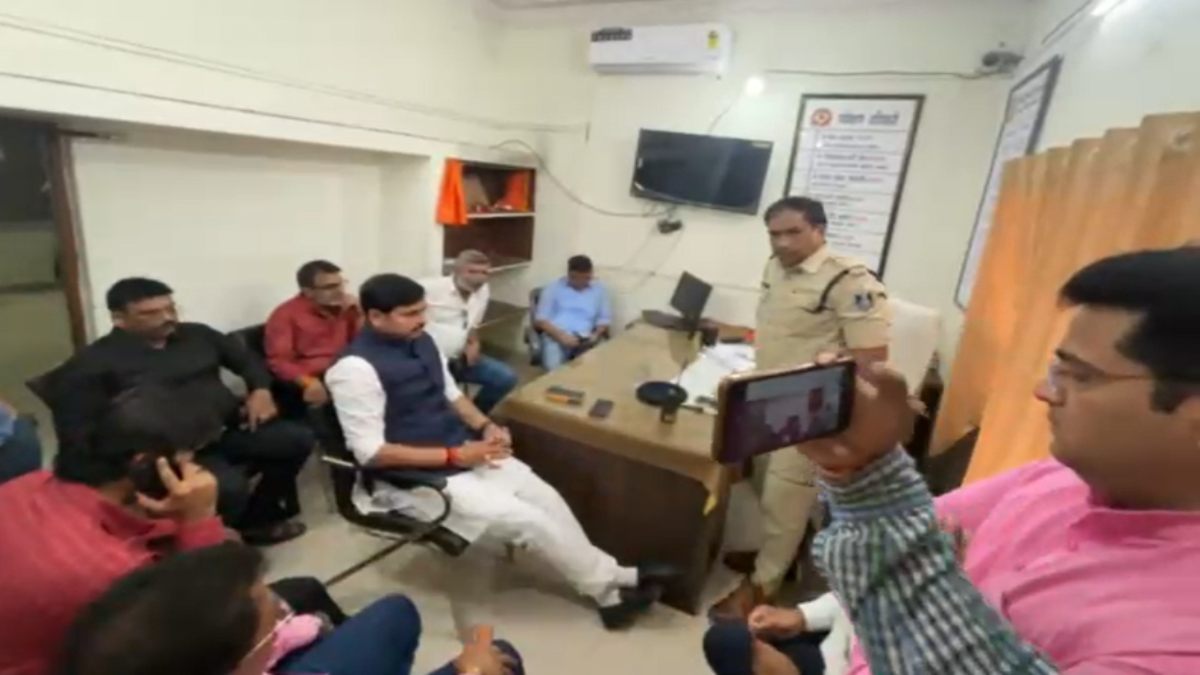 पत्रकार के खिलाफ अड़ीबाजी की झूठी FIR: थाने में धरने पर बैठे मीडियाकर्मी, टीआई को सस्पेंड करने की मांग पर अड़े, सीएम के संज्ञान में मामला
