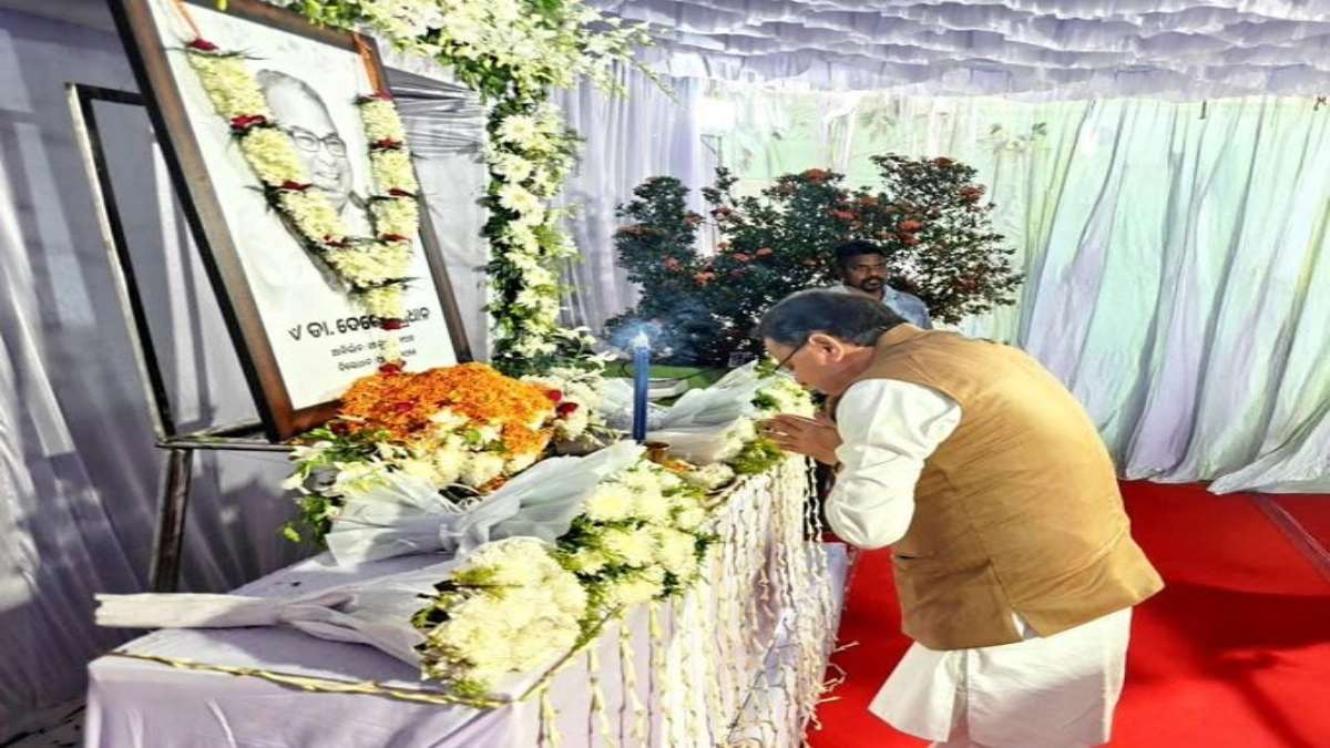 ओडिशा पहुंचे CM धामी: केंद्रीय मंत्री धर्मेंद्र प्रधान के पिता को दी श्रद्धांजलि, कहा- हमेशा गरीबों के उत्थान के लिए किया काम