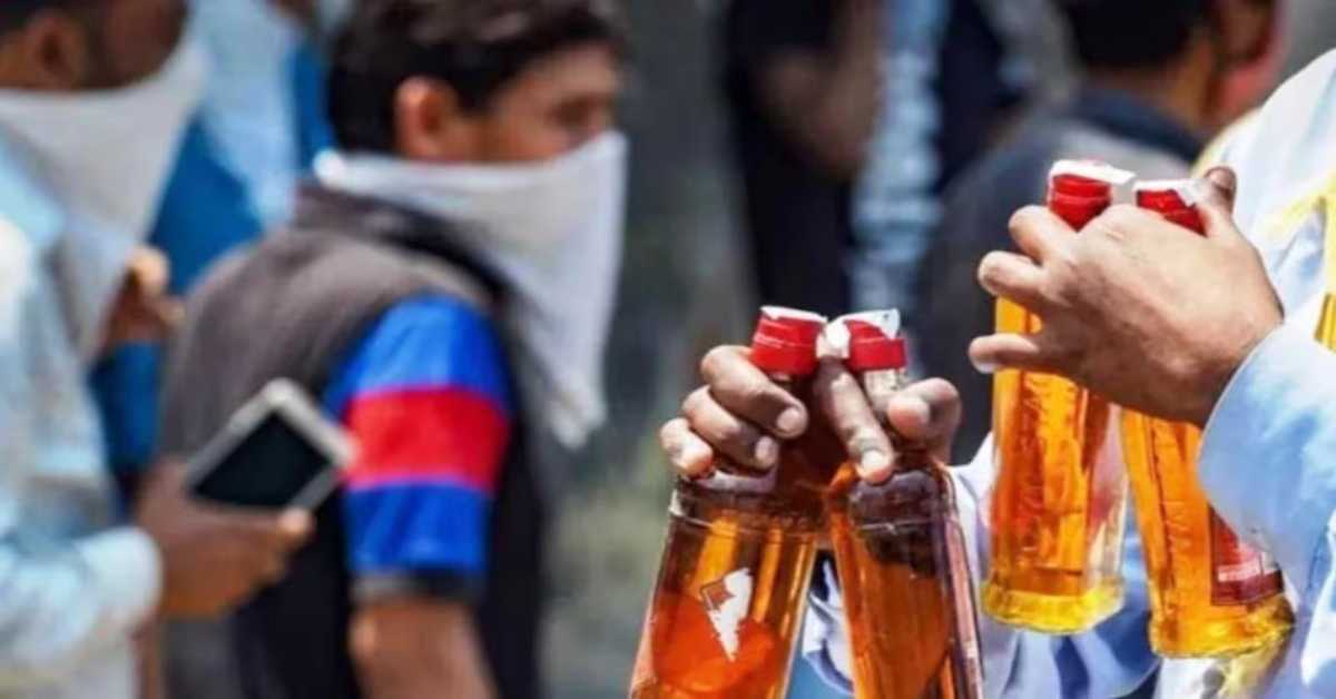 शराब प्रेमियों के लिए गजब का ऑफर है… एक के साथ दूसरी बोतल मिल रही फ्री, पेटी की पेटी खरीदते दिखे लोग, VIDEO वायरल