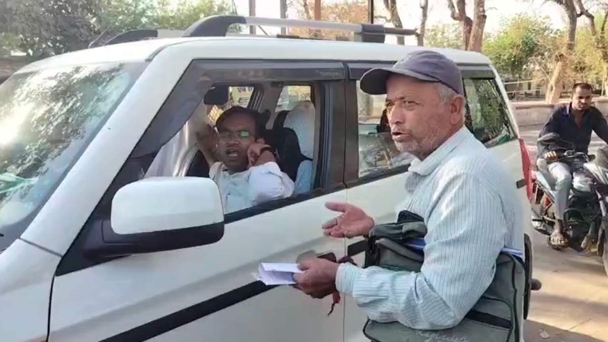 बिजली कंपनी की दादागिरी तो देखिए… बिना नोटिस दिए उपभोक्ता का उठा लिया बाइक, सवालों से बचते नजर आए इंजीनियर