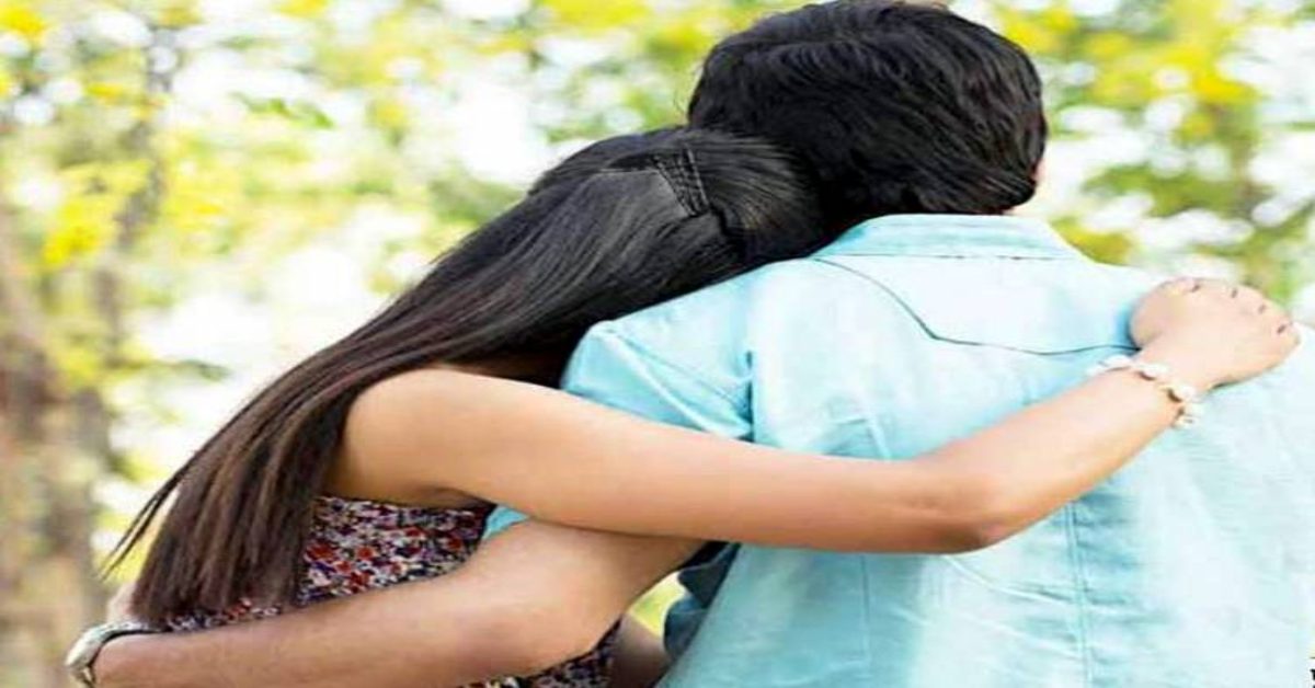 सरप्राइज, सरप्राइज, सरप्राइज… बाहों में बाहें डालकर आशिकी लड़ा रहा था प्रेमी जोड़ा, फिर गांव ने पकड़कर जो किया…