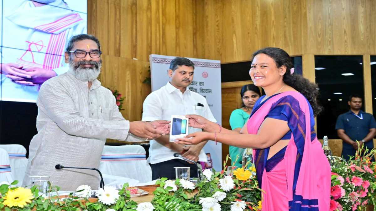 हेमंत सरकार का एक और तोहफा, इस योजना के तहत राज्य की महिलाओं को बांटे स्मार्टफोन