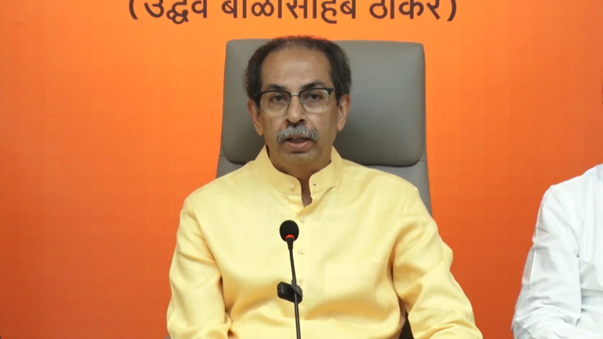 ‘सौगात-ए-मोदी’ पर भड़के उद्धव ठाकरे, कहा- बंटेंगे तो कटेंगे का नारा देने वाली BJP अब…