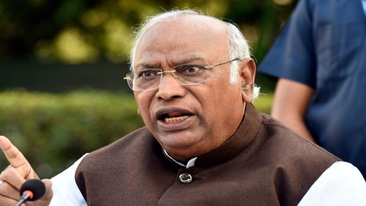 कांग्रेस मुख्यालय में DCC की बैठक: Congress जिला अध्यक्षों से खरगे बोले- अगर 20-30 सीटें और मिल जातीं तो केंद्र में हमारी सरकार होती