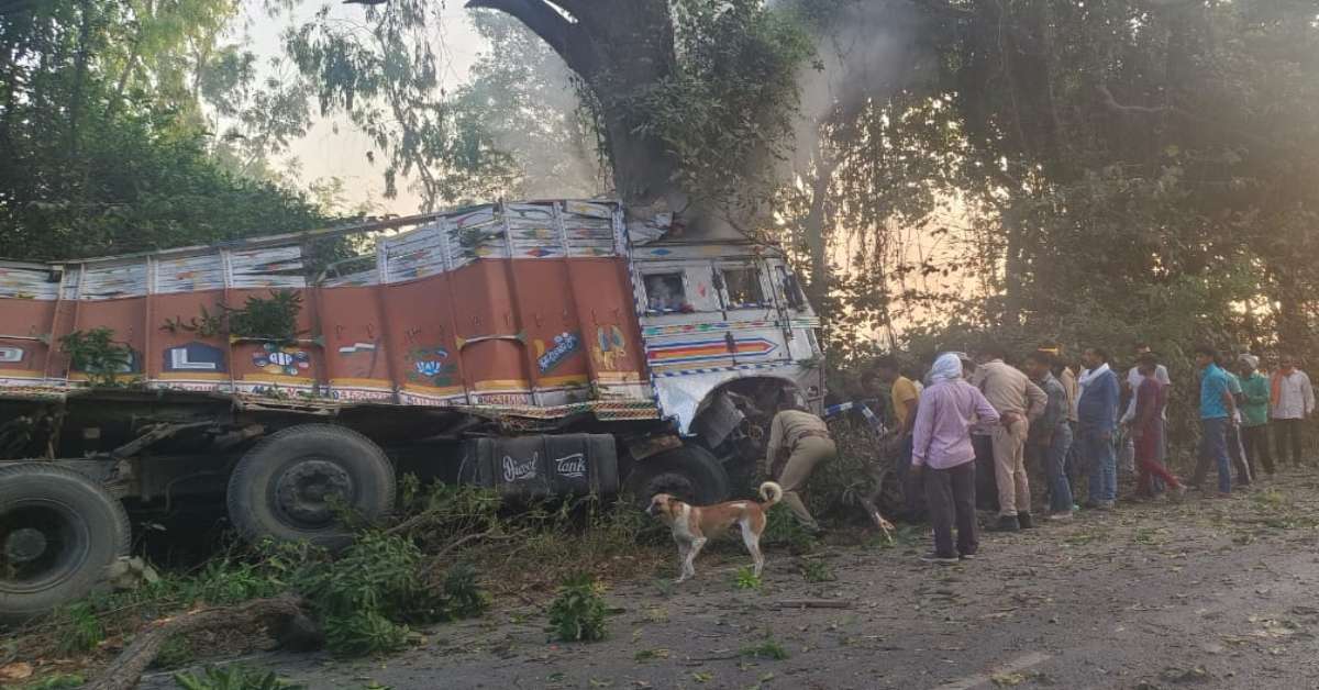 बलिया हाइवे पर भीषण सड़क हादसा : नियंत्रण खो बैठा चालक, सीमेंट से लदी ट्रक पेड़ से टकराई, दो की मौत, दौ घायल