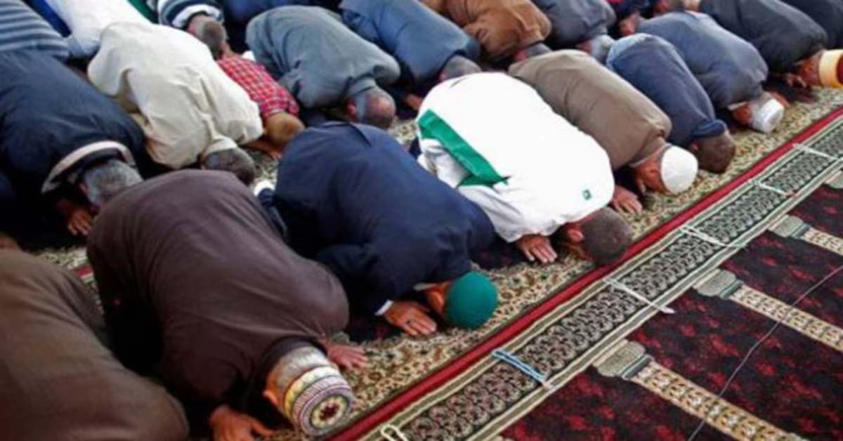 ‘छतों पर नमाज पढ़ेंगे, जिससे रोका जाए रोक ले,’ योगी सरकार को कांग्रेस नेता का खुला चैलेंज, जानिए आखिर किसने कही ये बात…