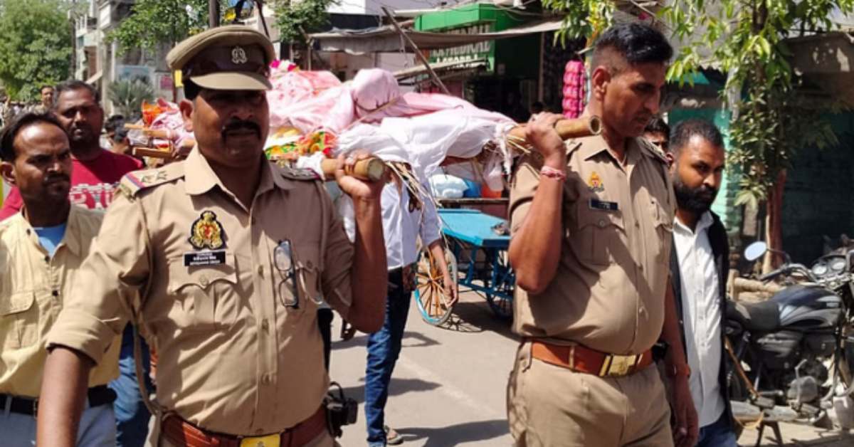 मानवता अभी जिंदा है…महिला की मौत के बाद छोड़कर भागा पति, फिर पुलिसवालों ने कंधे पर अर्थी उठाकर कराया अंतिम संस्कार, ये है पूरा मामला
