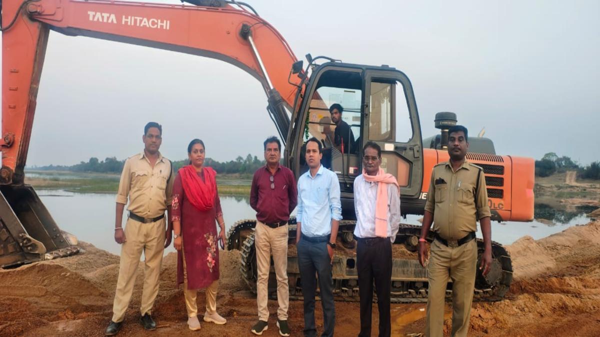 अवैध रेत उत्खनन पर प्रशासन की बड़ी कार्रवाई, 1 चैन माउंटेन मशीन समेत 3 हाइवा वाहन जब्त