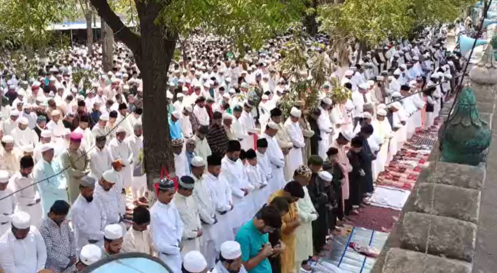 Eid Ul Fitr 2025: जबलपुर में बड़ी ईदगाह में की ईद की नमाज अता, मांगी देश दुनिया में अमन चैन की दुआ, एक-दूसरे से गले मिलकर दी मुबारकबाद