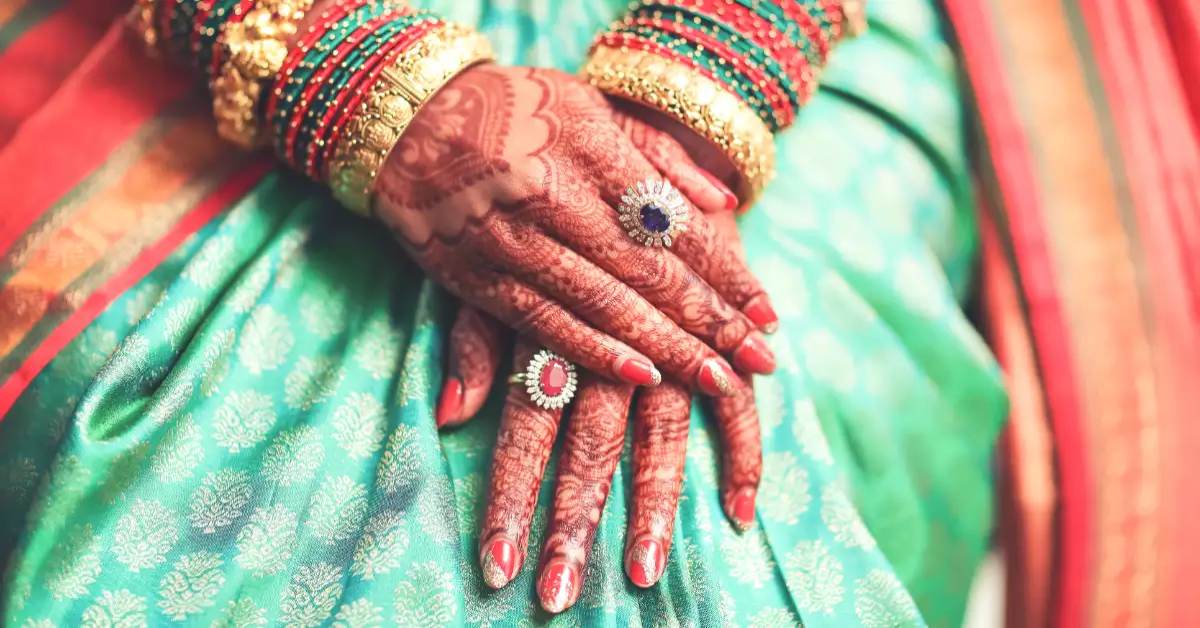 हनीमून से लौटने के बाद पति का मन भर गया! नई दुल्हन को ससुराल में नहीं मिली एंट्री, तो घर के बाहर ही दे दिया धरना