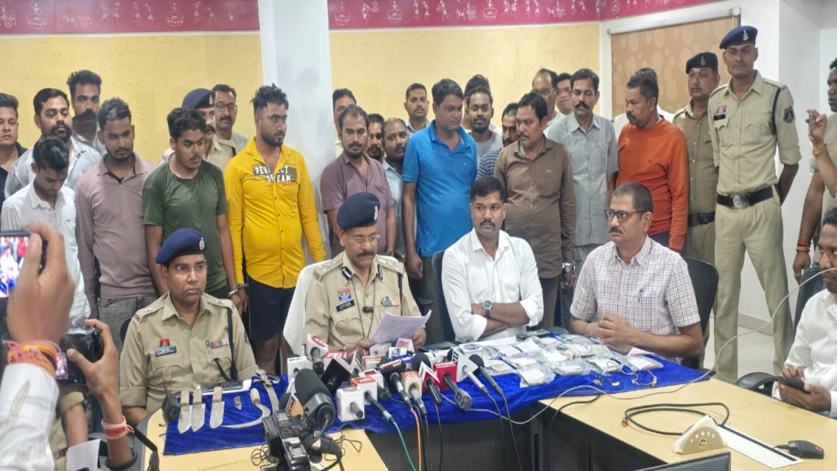CG Crime News: अंधविश्वास के चलते किसान के घर में डकैती, SP ऑफिस में पदस्थ आरक्षक और रिटायर्ड पुलिस समेत 15 आरोपी गिरफ्तार