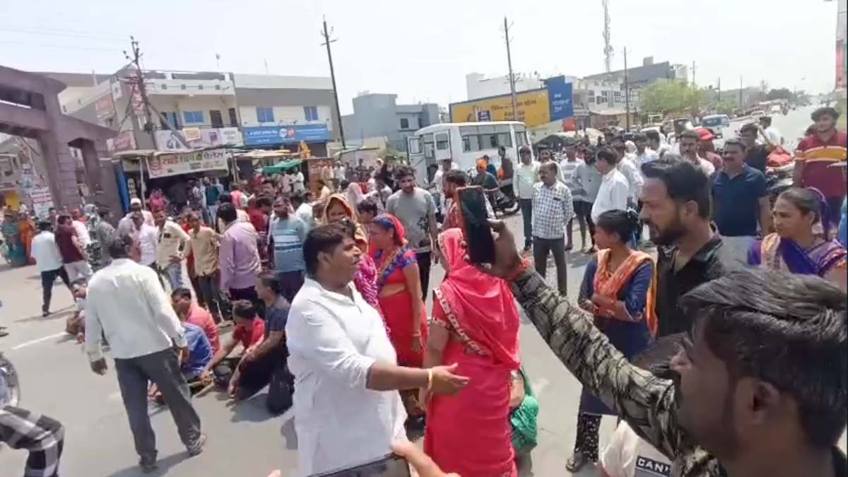 कर्मचारी की मौत पर बवाल: परिजनों सड़क पर शव रखकर किया चक्काजाम, जानें कैसे काल के गाल में समाई जिंदगी