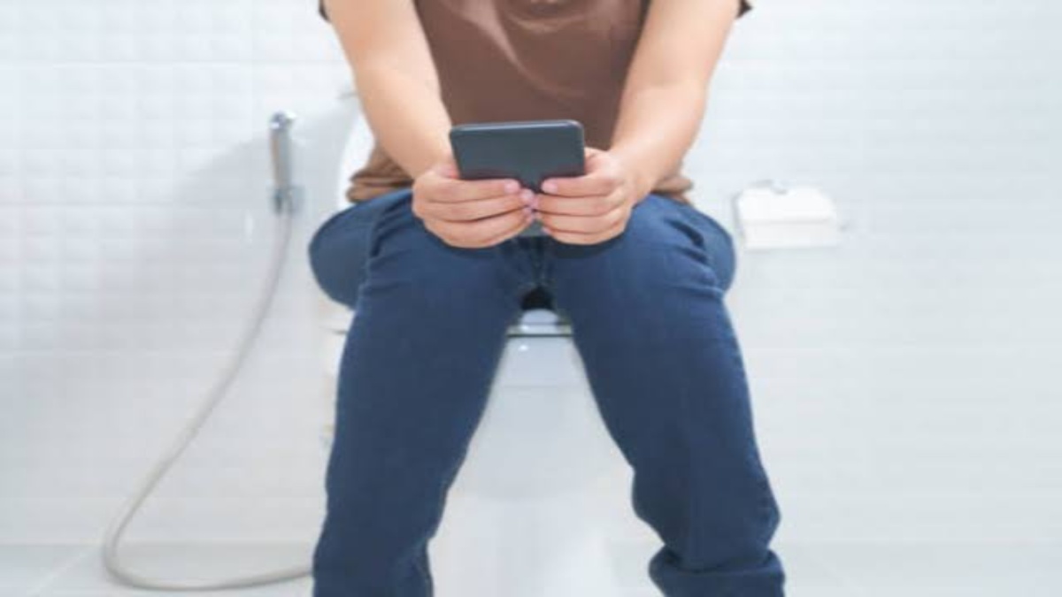 Toilet में फोन का इस्तेमाल हो सकता है खतरनाक, अध्ययन में हुआ चौंकाने वाला खुलासा