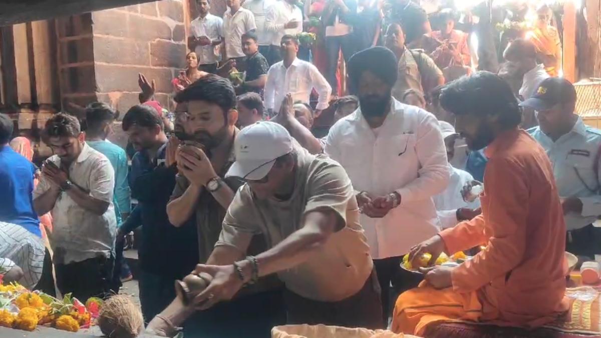 शूटिंग के बीच भोजपुर शिव मंदिर पहुंचे कपिल शर्मा, जल अर्पित कर की भगवान भोलेनाथ की पूजा, लोगों के साथ खिंचवाई सेल्फी