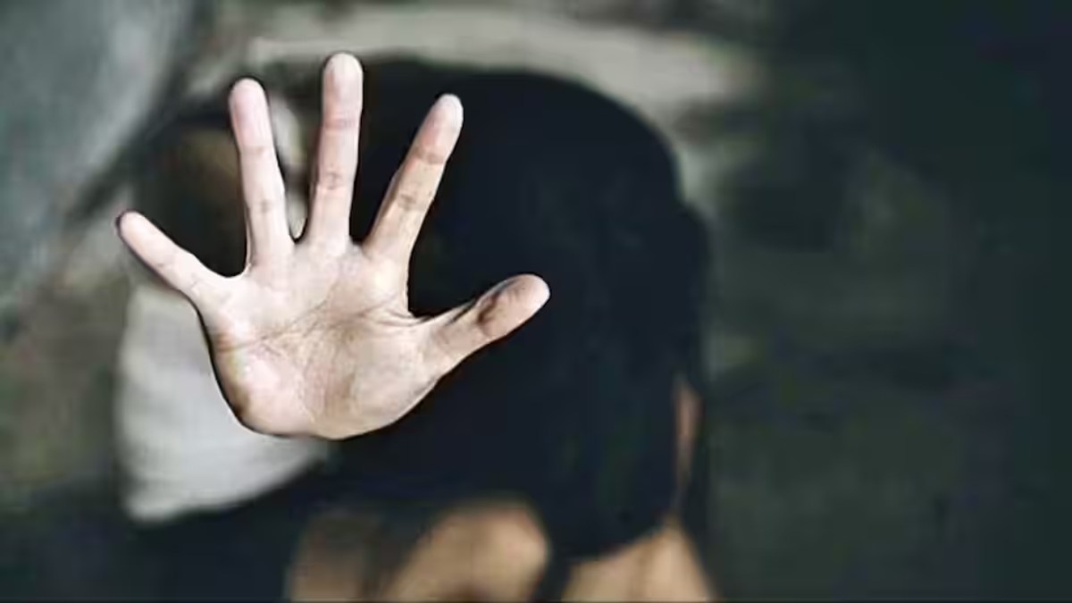 गुरूजी की घिनौनी करतूत… परीक्षा के बीच में उठाकर बाहर बुलाया, चीट चेक करने के बहाने की गंदी हरकत, छात्रा ने कर लिया सुसाइड…