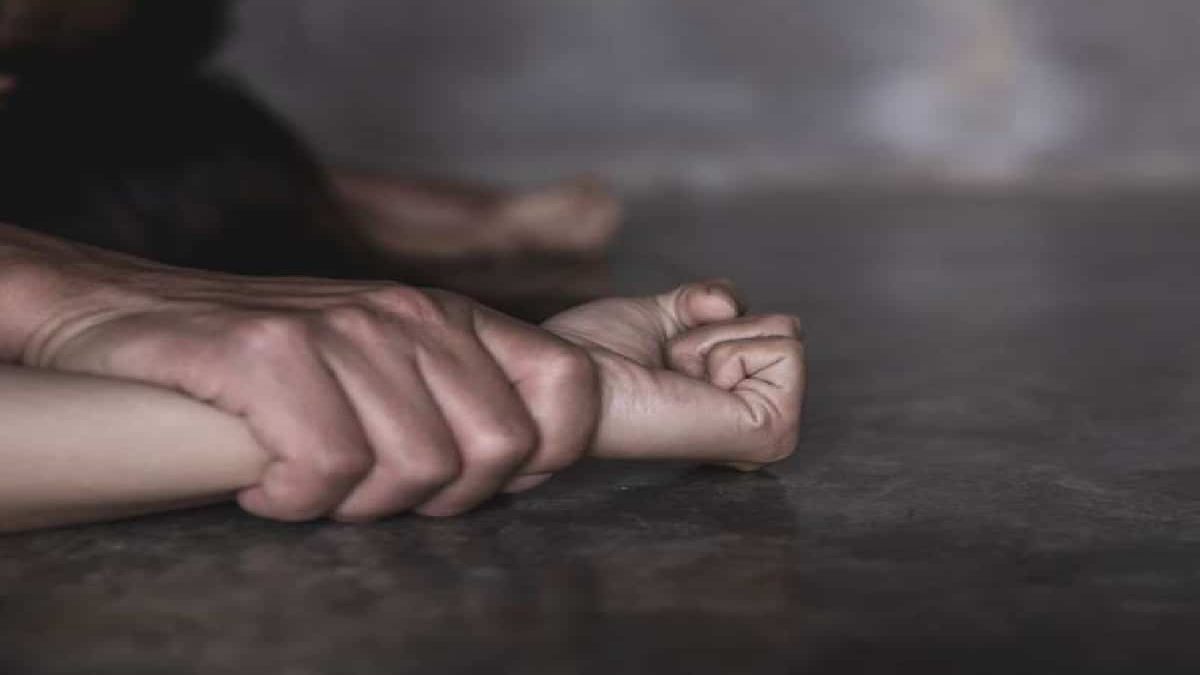 पति को पिलाई शराब, फिर पत्नी के साथ किया बलात्कार…