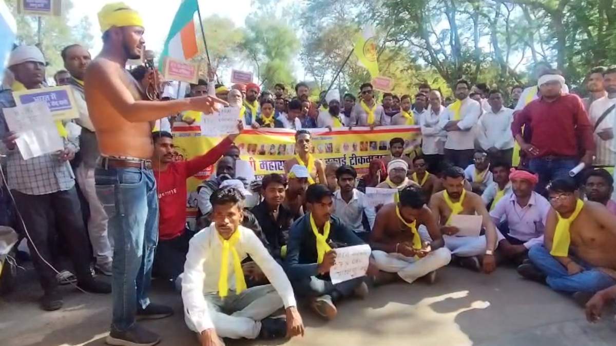 OBC महासभा का अर्धनग्न प्रदर्शन: 20 सूत्रीय मांगों को लेकर निकाली रैली, कलेक्ट्रेट के सामने दिया धरना