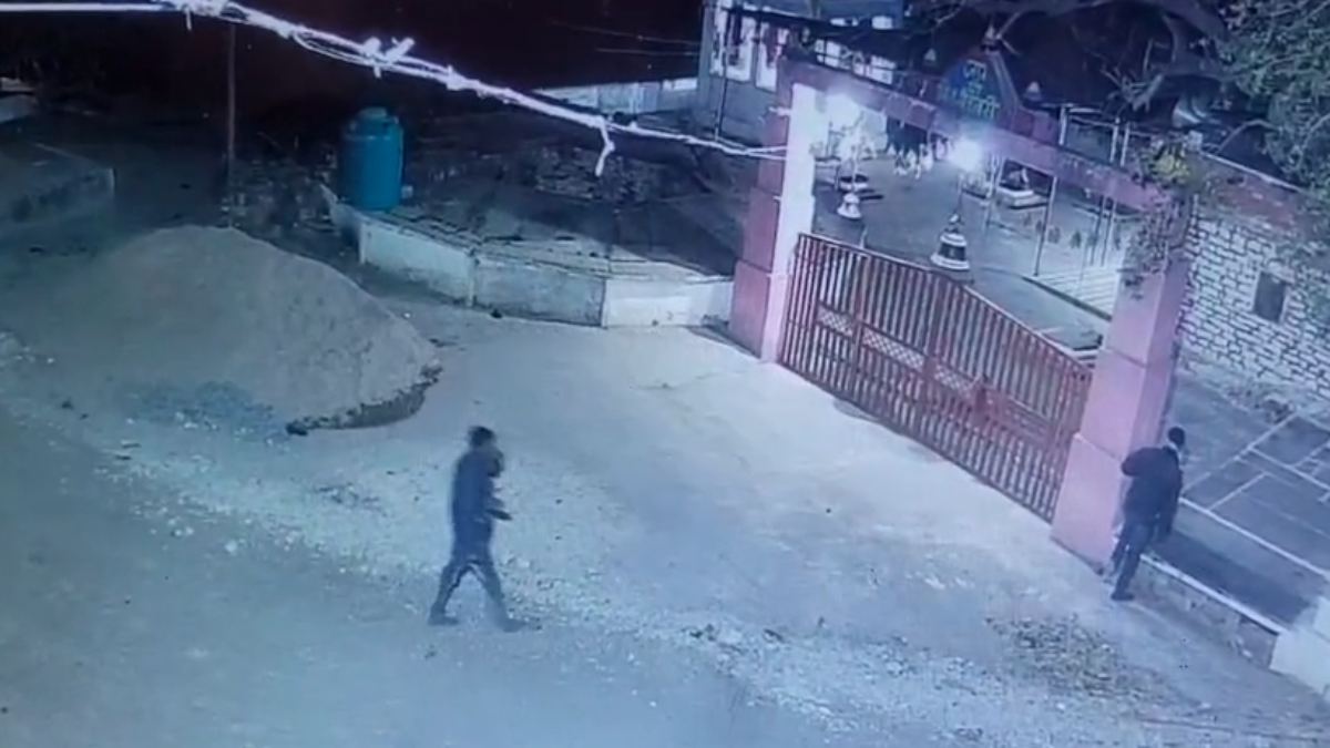 भगवान से तो डरो! शातिरों ने पहले उतारे चप्पल, देवी को किया प्रणाम, फिर…