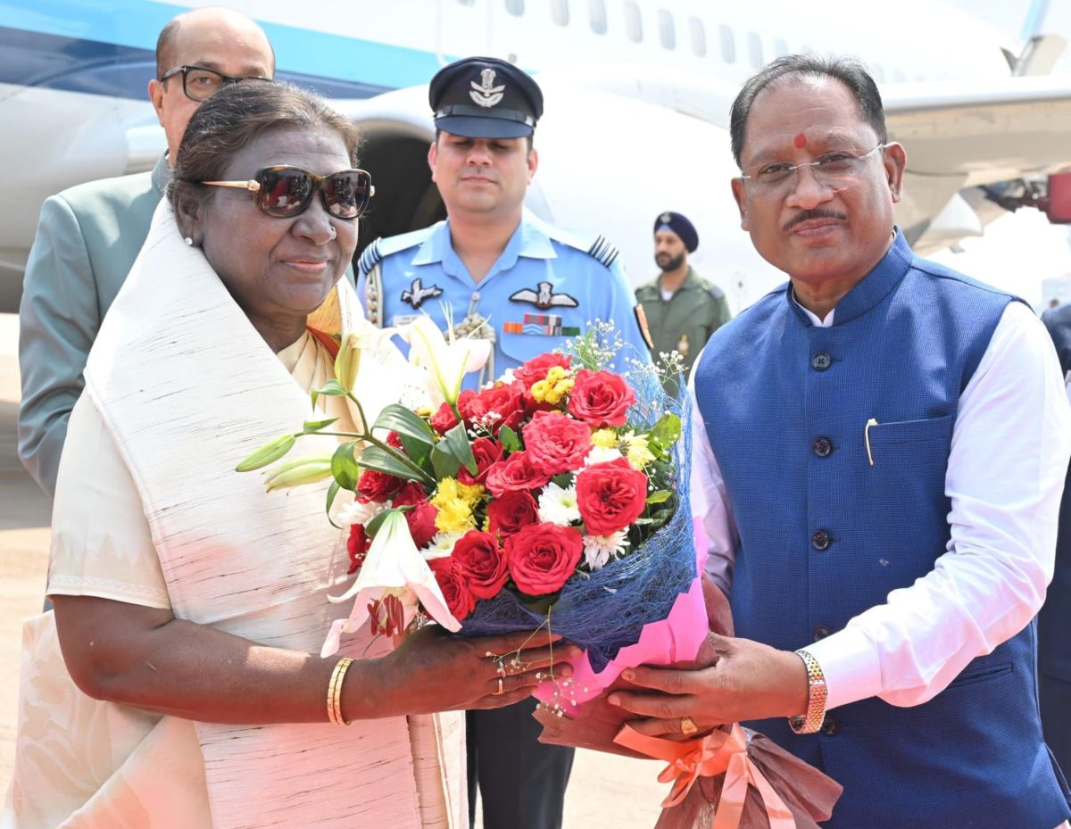 Draupadi Murmu Visit CG: रायपुर पहुंचीं राष्ट्रपति द्रौपदी मुर्मू, राज्यपाल डेका और मुख्यमंत्री साय ने किया स्वागत