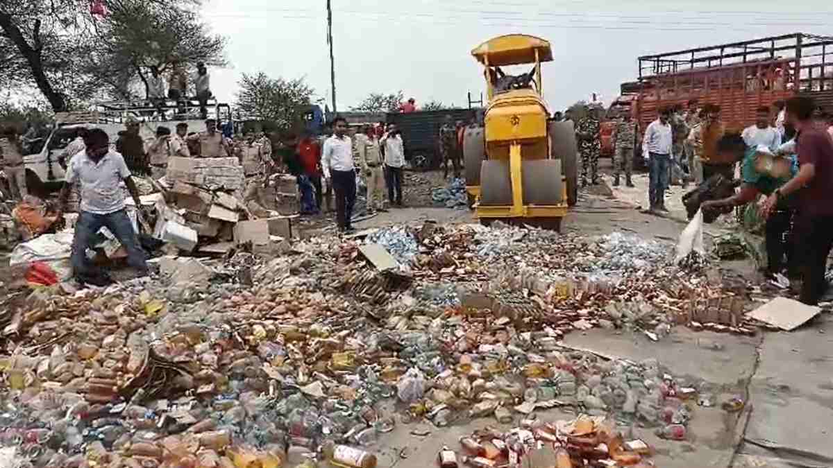 दो करोड़ की अवैध शराब पर चला बुलडोजर, 10 साल पुराने मामले में जब्त 40 हजार लीटर मदिरा को पुलिस ने किया नष्ट, देखें VIDEO…