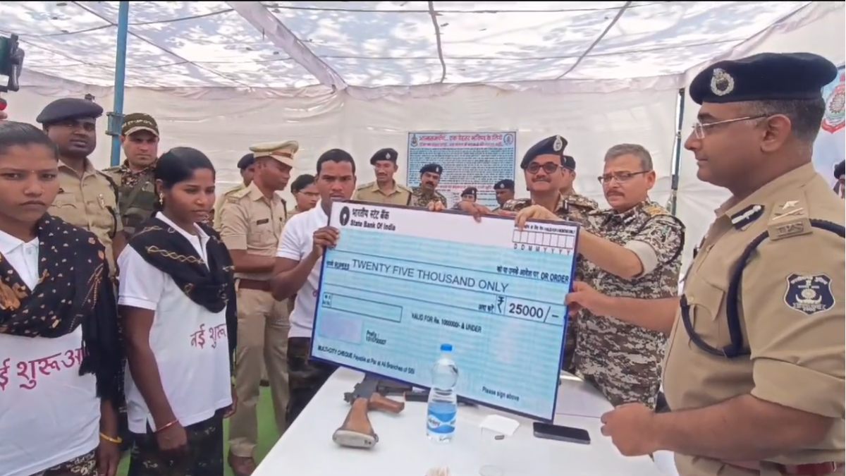 छत्तीसगढ: महिला नक्सलियों समेत 3 माओवादियों ने हथियार के साथ किया आत्मसमर्पण, कहा- भालू डिगी एनकाउंटर के बाद बढ़ी दहशत