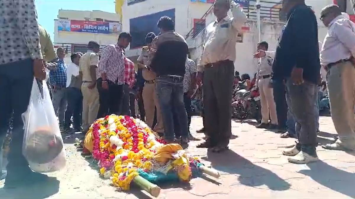 आईजी बंगले से चंद कदमों की दूरी पर हथियारों से लैस बदमाशों का कहरः रोकने पहुंचे बुजुर्ग की मौत, शव को थाने के सामने रख किया विरोध प्रदर्शन