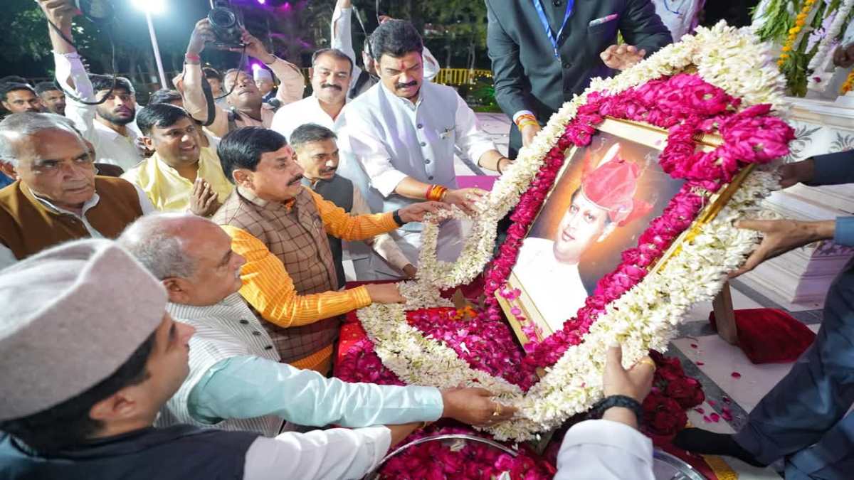 माधवराव सिंधिया की 80वीं जन्मजयंती पर छत्री परिसर पहुंचे CM डॉ. मोहन, पुष्पांजलि अर्पित कर बोले- विकास की पथ पर चल रहा ग्वालियर चंबल-अंचल बेल्ट