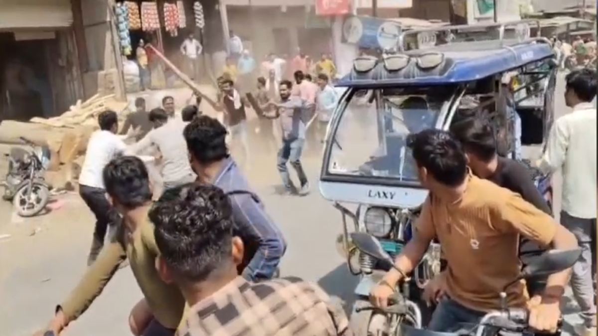 किसी ‘युद्ध’ से कम है क्या ये गैंगवार! बीच सड़क जमकर चले लाठी-डंडे और पत्थर, इस हालत में मिले 3 लोग