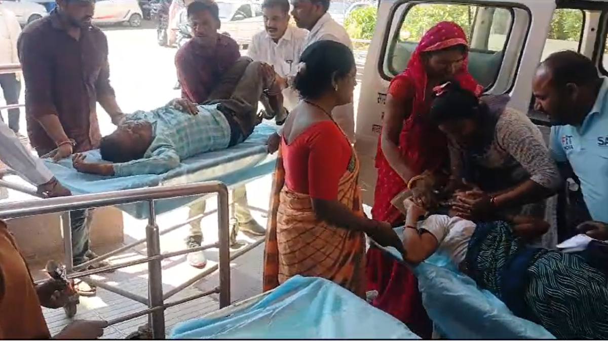 काम से निकाले दो सफाई कर्मियों ने पिया फिनाइलः Video, नौकरी पर रखने पांच लाख की मांग और प्रताड़ना का आरोप, महिला की हालत गंभीर